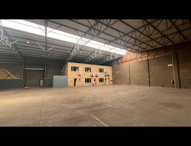 1,092M² WAREHOUSE TO LET IN SPARTAN